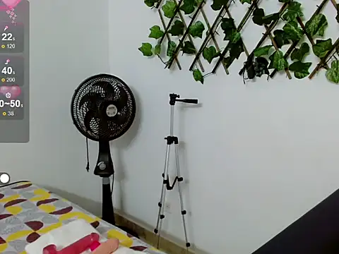 sara arias00 online show from 10/28/25, 01:25