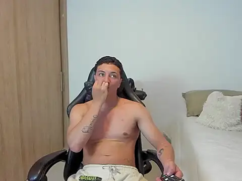 Snapshot of broly_becker chatting on 11/12/25, 02:34 broly becker online show from 11/12/25, 02:34