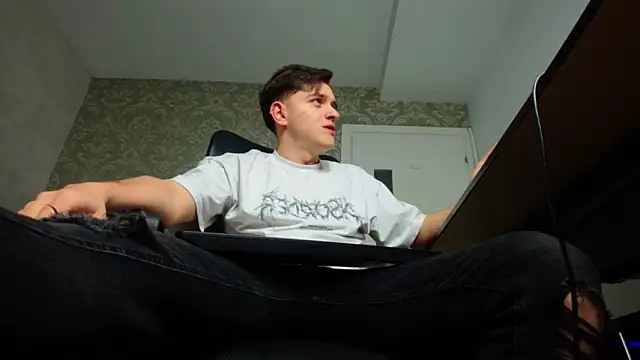 Snapshot of FelixStarkk chatting on 10/21/25, 04:24 FelixStarkk online show from 10/21/25, 04:24