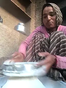 Snapshot of Hot_raaani chatting on 12/17/25, 01:44 Hot raaani online show from 12/17/25, 01:44