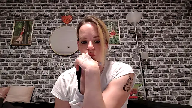 Snapshot of SexyMilf_37 chatting on 04/23/26, 08:11 SexyMilf 37 online show from 04/23/26, 08:11