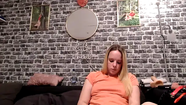 Snapshot of SexyMilf_37 chatting on 04/28/26, 08:25 SexyMilf 37 online show from 04/28/26, 08:25