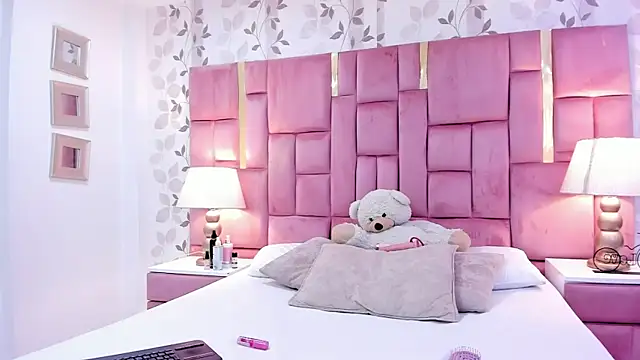 GabyMoreau online show from 03/26/26, 08:25