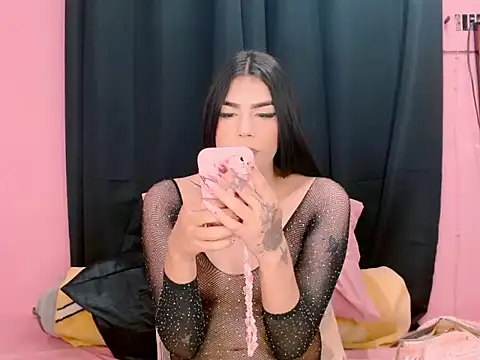 Snapshot of _crystal23_ chatting on 10/11/25, 04:44  crystal23  online show from 10/11/25, 04:44