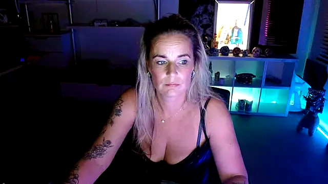 Mrs-Aurora online show from 10/12/25, 06:29