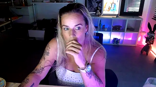 Mrs-Aurora online show from 10/15/25, 12:49