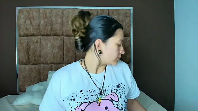 Kitty ravee online show from 10/12/25, 12:53