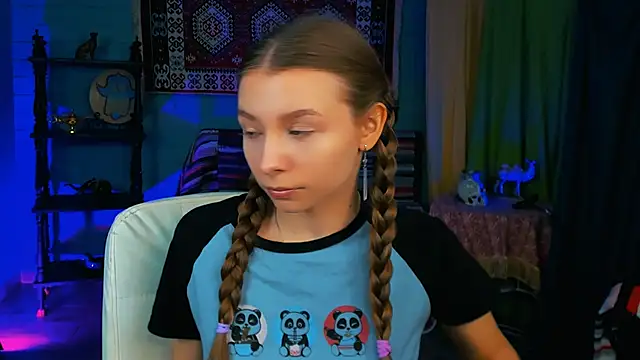 Snapshot of JulieDaniel chatting on 09/15/25, 04:12 JulieDaniel online show from 09/15/25, 04:12