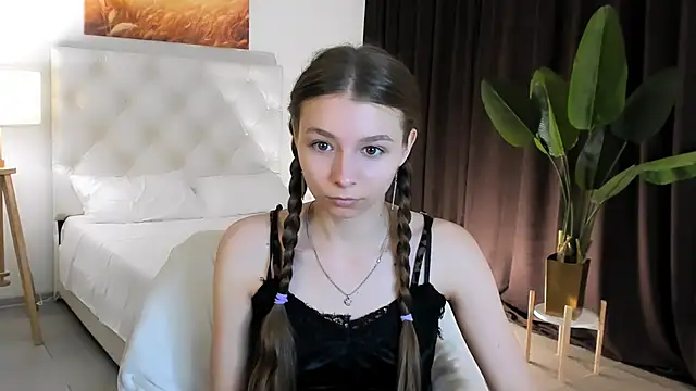 Snapshot of JulieDaniel chatting on 09/17/25, 04:14 JulieDaniel online show from 09/17/25, 04:14