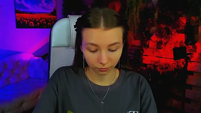 Snapshot of JulieDaniel chatting on 09/18/25, 04:25 JulieDaniel online show from 09/18/25, 04:25