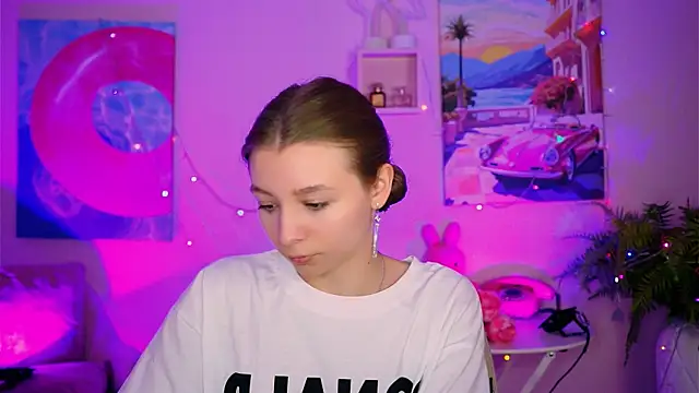 Snapshot of JulieDaniel chatting on 10/14/25, 04:24 JulieDaniel online show from 10/14/25, 04:24