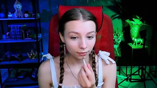 Snapshot of JulieDaniel chatting on 10/20/25, 08:15 JulieDaniel online show from 10/20/25, 08:15