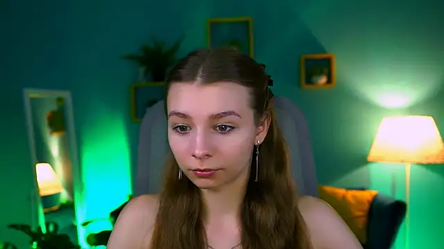 Snapshot of JulieDaniel chatting on 10/21/25, 04:24 JulieDaniel online show from 10/21/25, 04:24