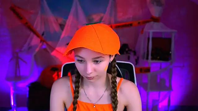 Snapshot of JulieDaniel chatting on 10/31/25, 04:35 JulieDaniel online show from 10/31/25, 04:35