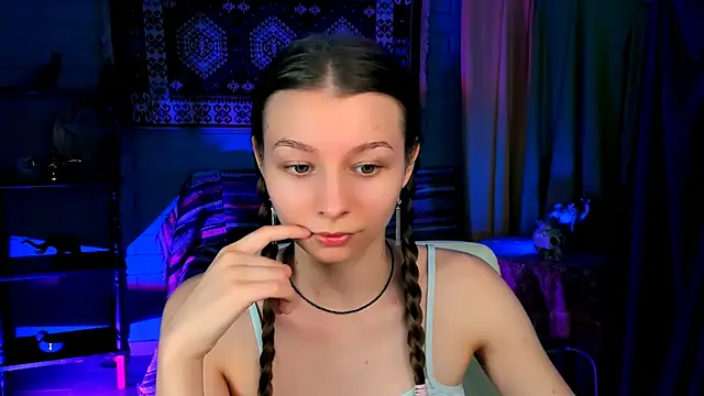 Snapshot of JulieDaniel chatting on 11/17/25, 04:18 JulieDaniel online show from 11/17/25, 04:18