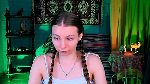 Snapshot of JulieDaniel chatting on 12/02/25, 04:18 JulieDaniel online show from 12/02/25, 04:18