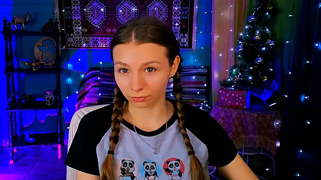 Snapshot of JulieDaniel chatting on 12/16/25, 04:50 JulieDaniel online show from 12/16/25, 04:50