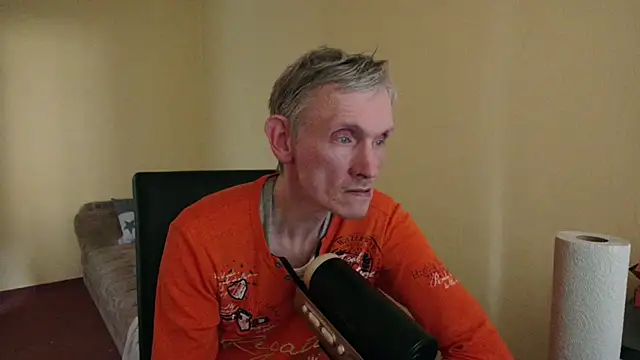 Snapshot of k74robert chatting on 02/10/26, 01:04 k74robert online show from 02/10/26, 01:04