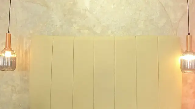 Snapshot of nayiraa_ chatting on 10/20/25, 11:43 nayiraa online show from 10/20/25, 11:43