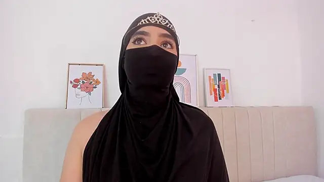 Snapshot of nayiraa_ chatting on 02/06/26, 02:05 nayiraa online show from 02/06/26, 02:05