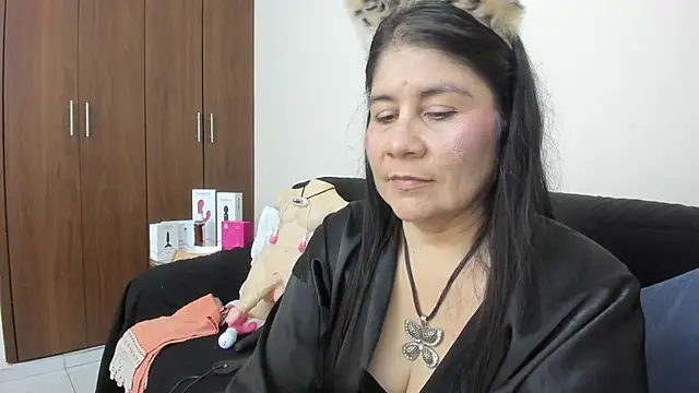 kiraGeiner online show from 11/18/25, 01:11