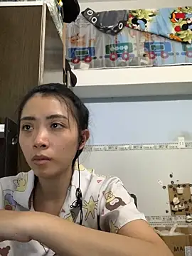 Snapshot of Minee1202 chatting on 10/17/25, 12:47 Minee1202 online show from 10/17/25, 12:47