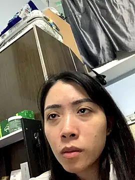 Snapshot of Minee1202 chatting on 11/19/25, 04:18 Minee1202 online show from 11/19/25, 04:18