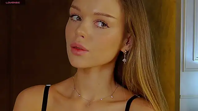 Snapshot of MarilynNova chatting on 11/06/25, 04:24 MarilynNova online show from 11/06/25, 04:24