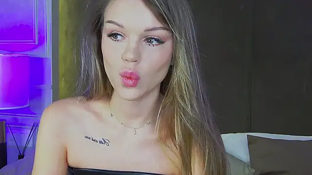 Snapshot of MarilynNova chatting on 11/15/25, 04:21 MarilynNova online show from 11/15/25, 04:21