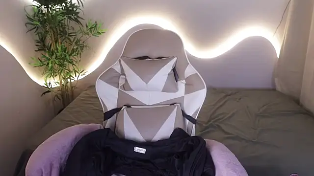 Emma and Issac online show from 11/28/25, 04:48