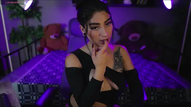 Emma and Issac online show from 12/22/25, 04:53