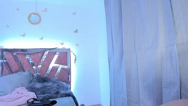 Ella Lenox online show from 12/17/25, 01:33