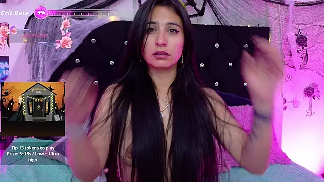 queen smiley online show from 10/31/25, 04:57