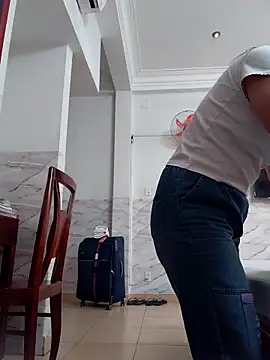 Snapshot of Anny-ly chatting on 11/15/25, 08:22 Anny-ly online show from 11/15/25, 08:22