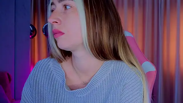 Snapshot of Reina_Cummings chatting on 10/28/25, 06:39 Reina Cummings online show from 10/28/25, 06:39