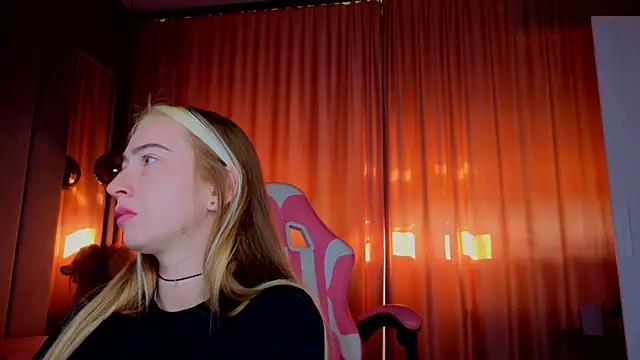 Snapshot of Reina_Cummings chatting on 11/01/25, 06:59 Reina Cummings online show from 11/01/25, 06:59