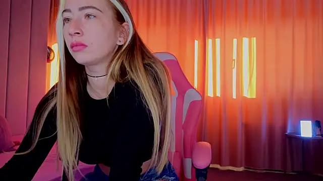 Snapshot of Reina_Cummings chatting on 11/02/25, 07:00 Reina Cummings online show from 11/02/25, 07:00