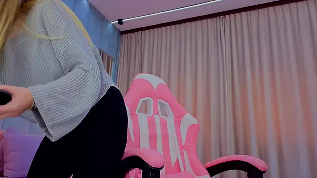 Snapshot of Reina_Cummings chatting on 11/07/25, 07:19 Reina Cummings online show from 11/07/25, 07:19