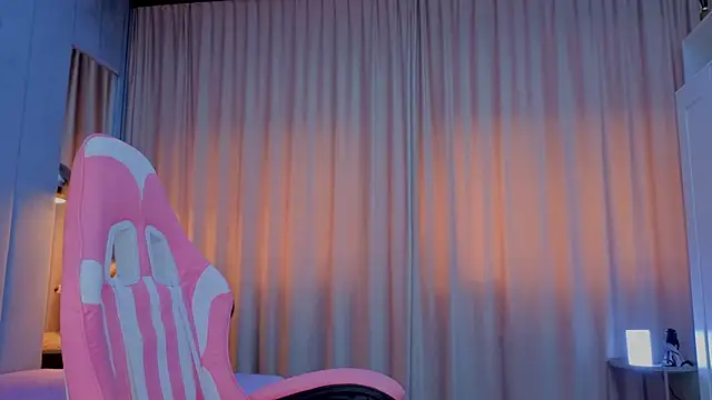 Snapshot of Reina_Cummings chatting on 11/12/25, 06:58 Reina Cummings online show from 11/12/25, 06:58