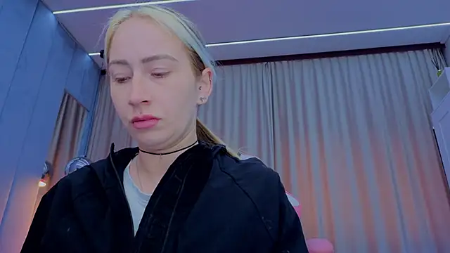 Snapshot of Reina_Cummings chatting on 11/16/25, 07:03 Reina Cummings online show from 11/16/25, 07:03