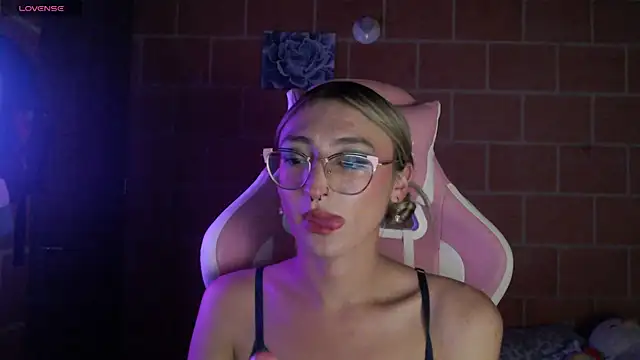 Snapshot of Andrea_camilaaa chatting on 04/21/26, 01:42 Andrea camilaaa online show from 04/21/26, 01:42