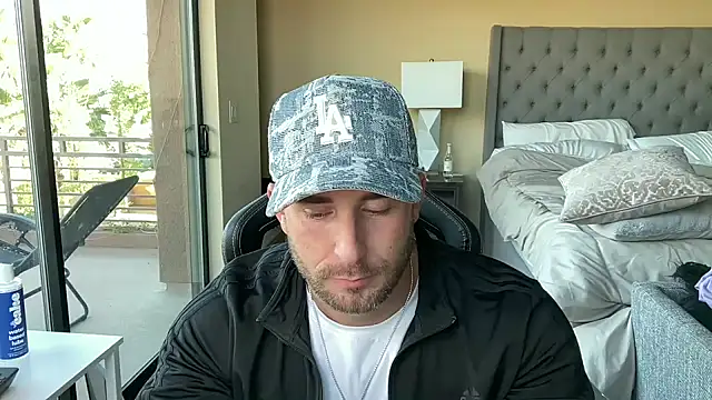 Snapshot of brettmycles28 chatting on 10/27/25, 10:58 brettmycles28 online show from 10/27/25, 10:58