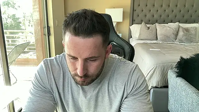 Snapshot of brettmycles28 chatting on 10/31/25, 05:36 brettmycles28 online show from 10/31/25, 05:36