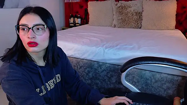 Snapshot of ZaraGold chatting on 12/22/25, 12:18 ZaraGold online show from 12/22/25, 12:18