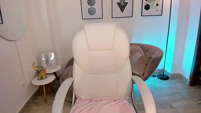 Snapshot of Beverly_johnson chatting on 10/12/25, 03:49 Beverly johnson online show from 10/12/25, 03:49