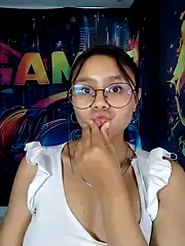 SofieLove 01 online show from 04/23/26, 12:29