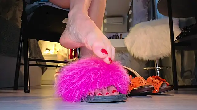 Snapshot of Feet_Heelss chatting on 10/06/25, 09:40 Feet Heelss online show from 10/06/25, 09:40