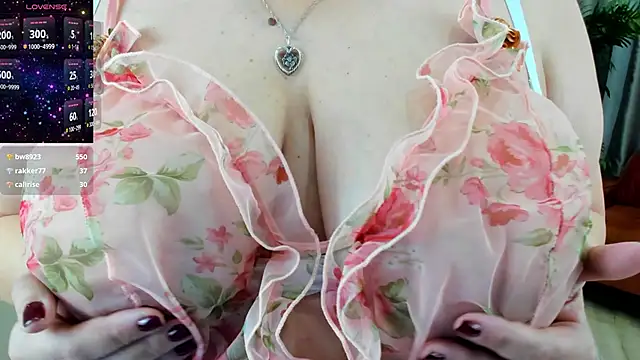 Snapshot of WifeyXRated chatting on 03/05/25, 08:43 WifeyXRated online show from 03/05/25, 08:43