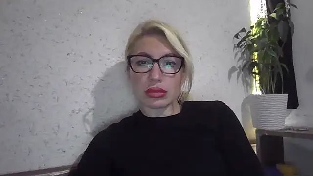 Snapshot of fox_red_lady7 chatting on 10/13/25, 03:34 fox red lady7 online show from 10/13/25, 03:34