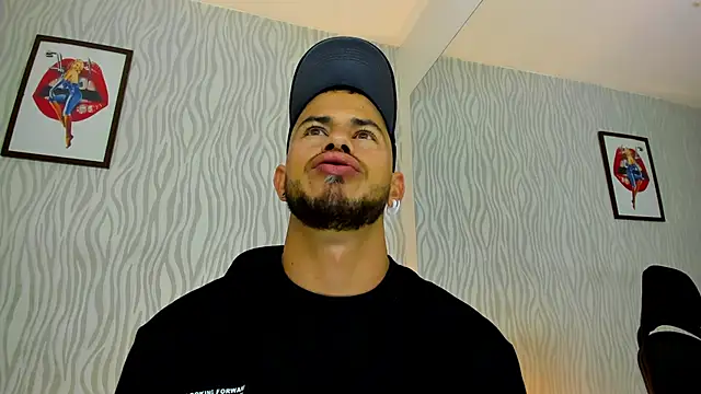 Snapshot of dylan_jacobx chatting on 10/23/25, 04:23 dylan jacobx online show from 10/23/25, 04:23